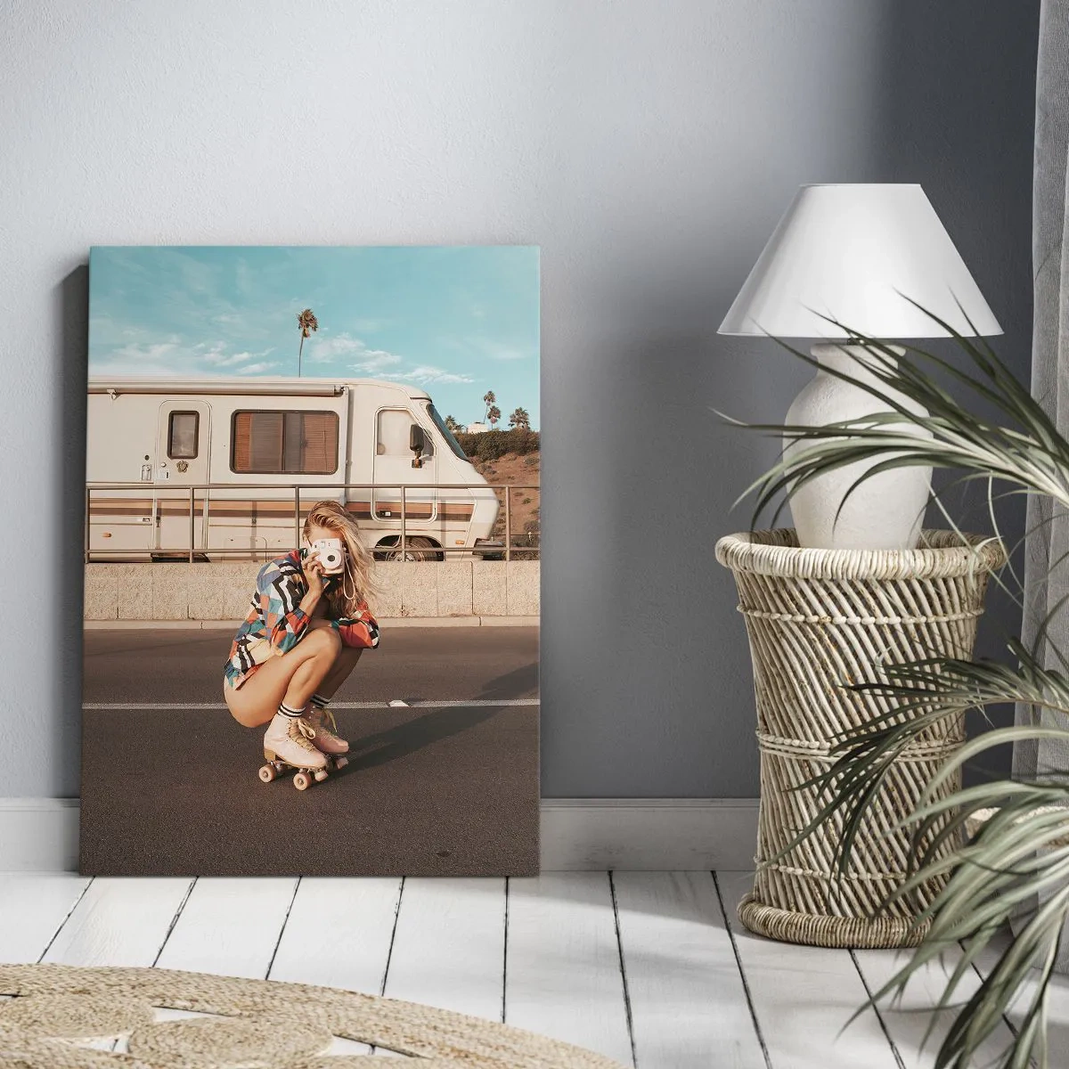 Bild auf Leinwand - Leinwandbild - Ein Mädchen auf Rollschuhen macht an einem sonnigen Tag ein Foto. - 50x70cm - Lächel bitte! - Moderne Wanddekoration für Wohnzimmer und Schlafzimmer ARTTOR