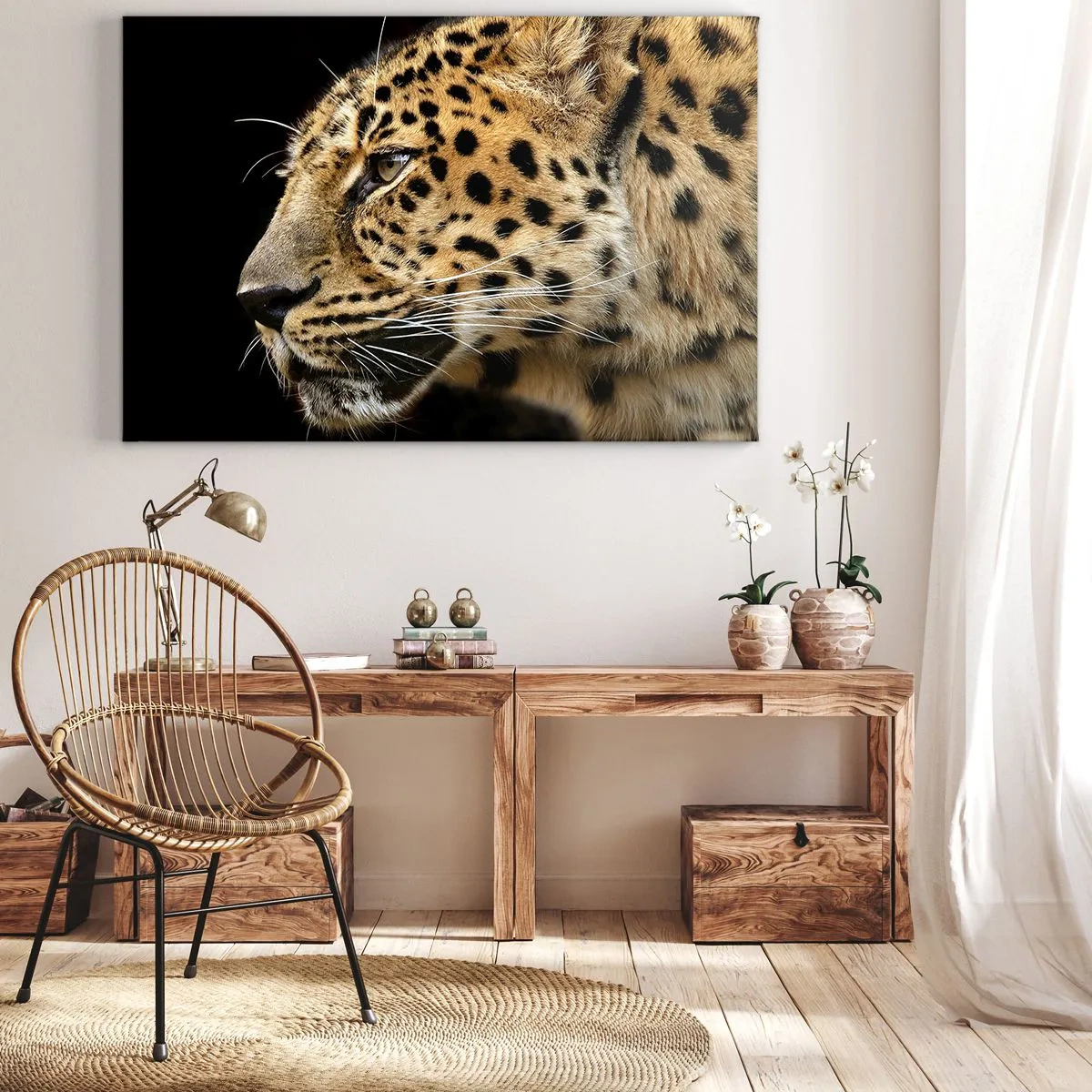 Bild auf Leinwand - Leinwandbild - Nahaufnahme des Kopfes eines Leoparden vor schwarzem Hintergrund - 100x70cm - Ruhig, fokussiert, bereit - Moderne Wanddekoration für Wohnzimmer und Schlafzimmer ARTTOR
