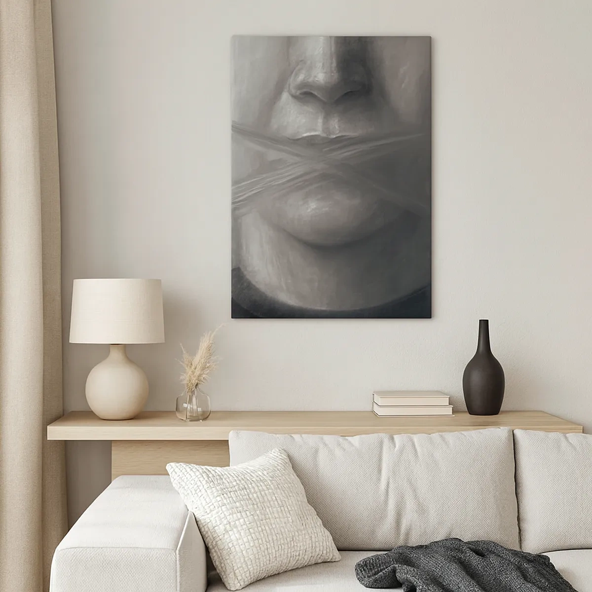 Bild auf Leinwand - Leinwandbild - Ein symbolisches Porträt mit verschwommenen Lippen in Grautönen. - 50x70cm - Ohne ein Wort - Moderne Wanddekoration für Wohnzimmer und Schlafzimmer ARTTOR