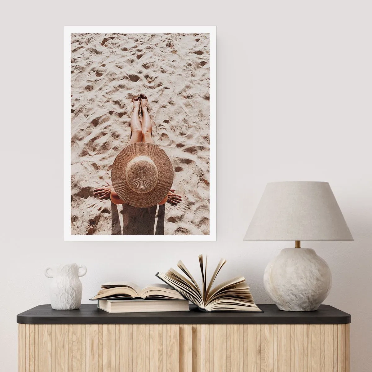 Poster - Person, die am Strand ein Sonnenbad nimmt, Draufsicht mit einem großen Hut vor dem Sand - 50x70cm - Traumzeit - Moderne Wanddekoration für Wohnzimmer und Schlafzimmer ARTTOR