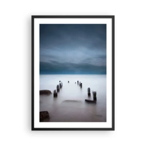 Poster in einem schwarzem Rahmen - Ein stimmungsvoller Blick auf Holzpfähle im Wasser - 50x70cm - Nachdenklicher See - Moderne Wanddekoration für Wohnzimmer und Schlafzimmer ARTTOR