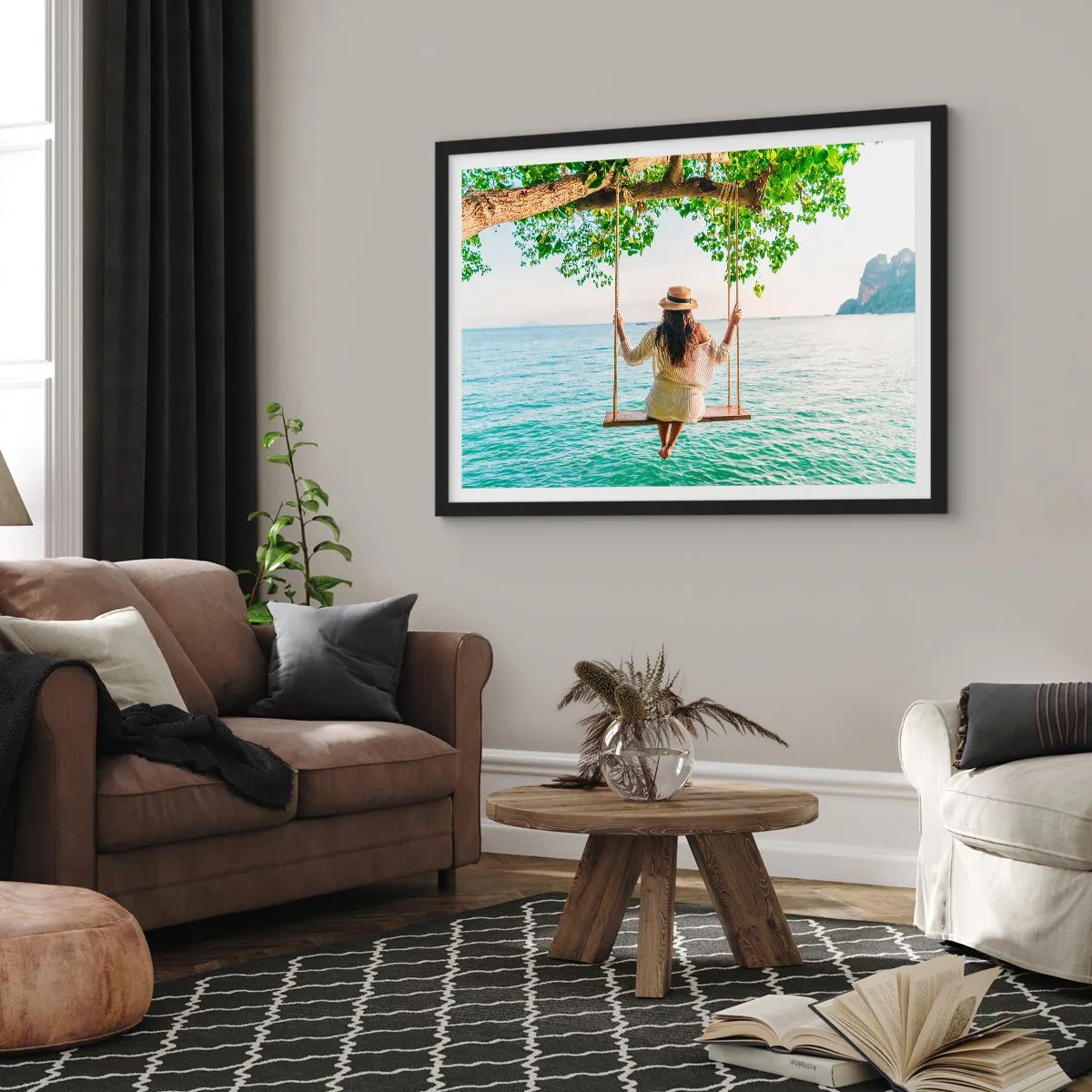 Poster in einem schwarzem Rahmen - Frau auf einer Schaukel am Meer in einer tropischen Landschaft - 70x50cm - Das Leben ist wunderschön - Moderne Wanddekoration für Wohnzimmer und Schlafzimmer ARTTOR