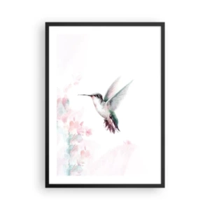 Poster in einem schwarzem Rahmen - Kolibri im Flug mit einem zarten floralen Hintergrund - 50x70cm - Im Flattern gehalten - Moderne Wanddekoration für Wohnzimmer und Schlafzimmer ARTTOR