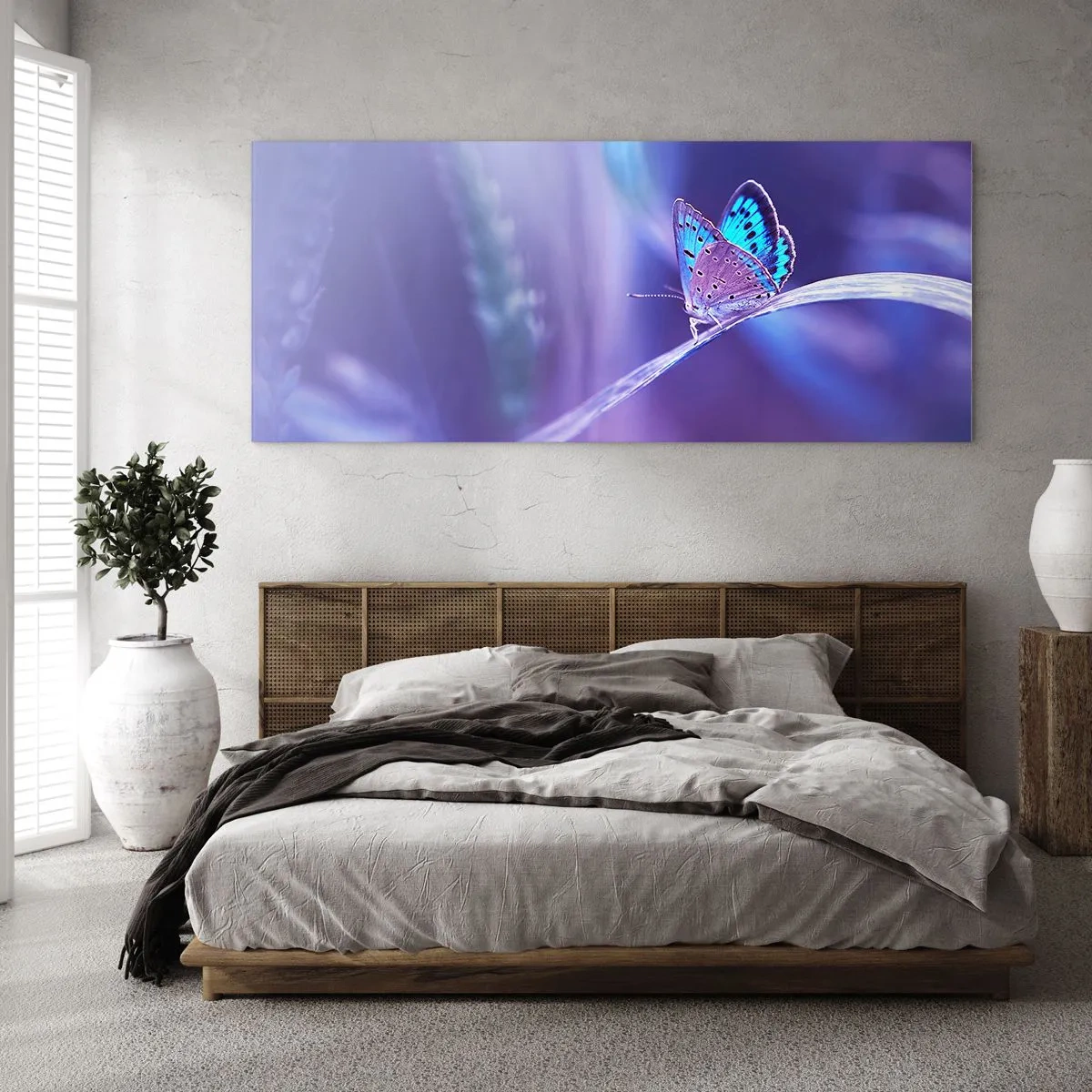 Glasbild - Bild auf glas - Ein zarter blauer Schmetterling auf einem Stängel in violettem Licht - 120x50cm - Ein Juwel der Natur - Moderne Wanddekoration für Wohnzimmer und Schlafzimmer ARTTOR
