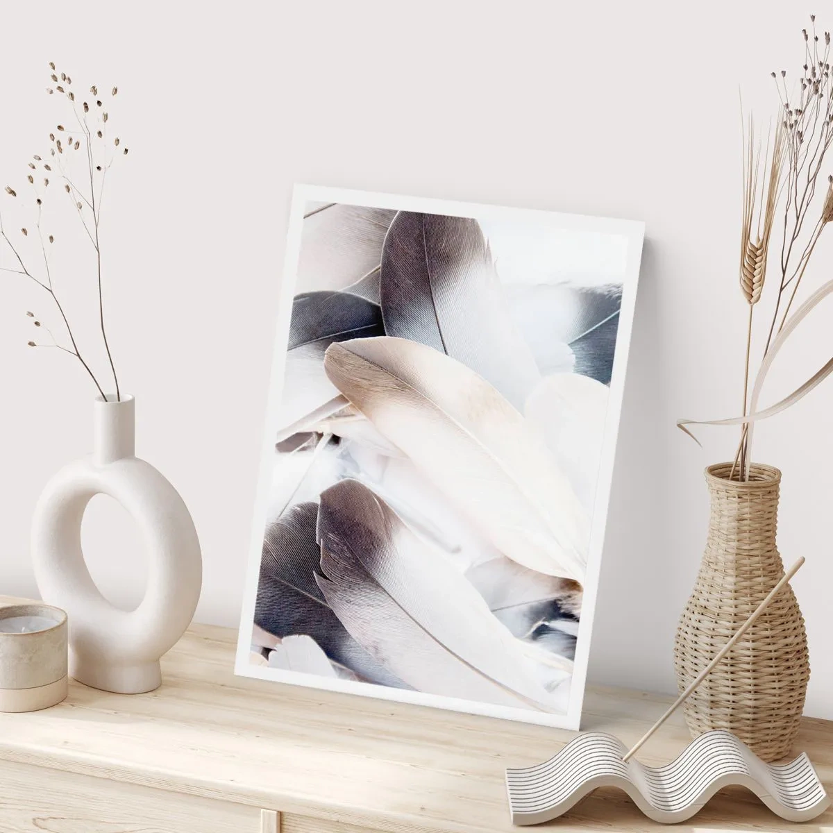 Poster - Zarte Federn in einer hellen, minimalistischen Komposition - 50x70cm - Fast engelhaft - Moderne Wanddekoration für Wohnzimmer und Schlafzimmer ARTTOR