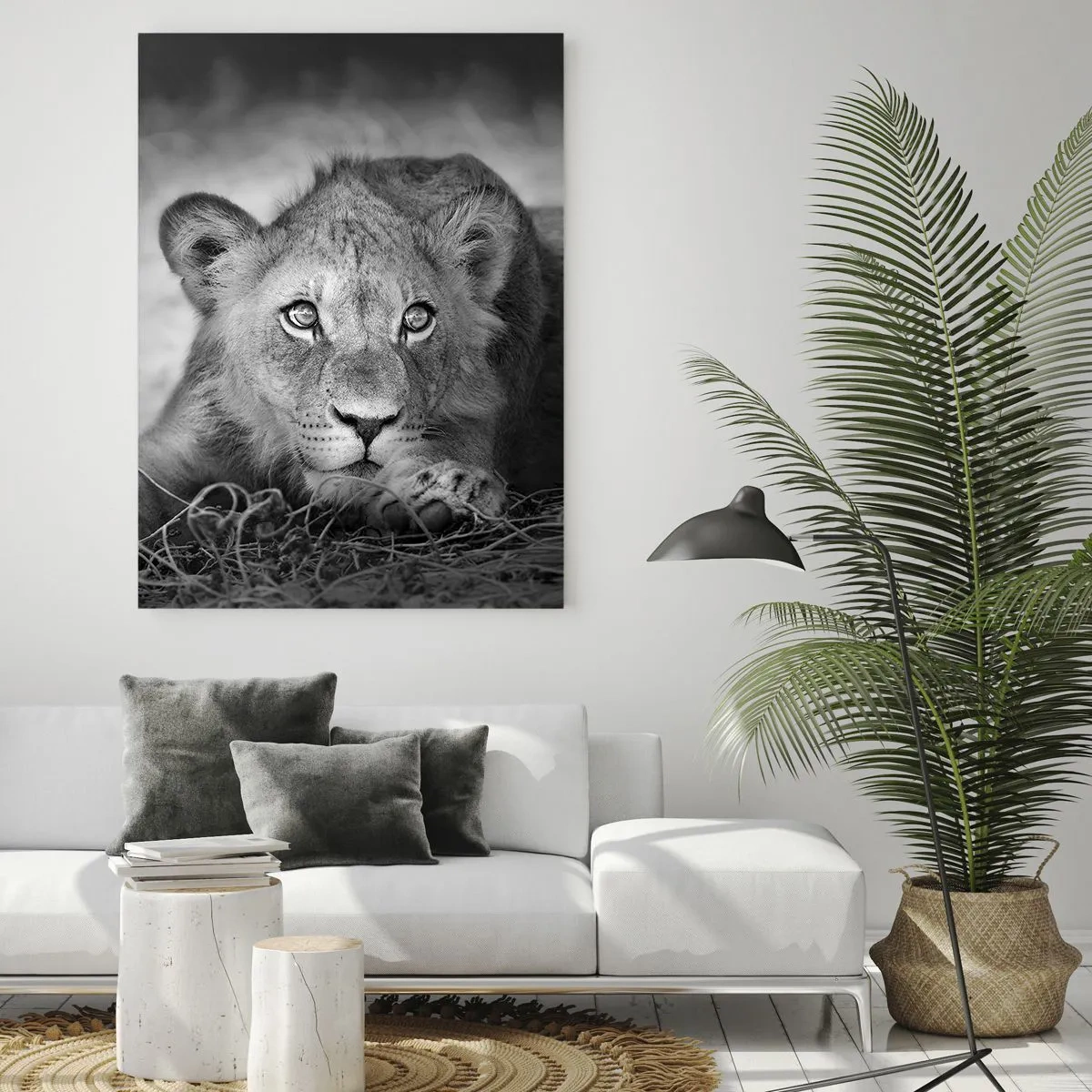 Glasbild - Bild auf glas - Ein Löwenjunges in Schwarz und Weiß starrt in die Kamera - 50x70cm - Königlicher Welpe - Moderne Wanddekoration für Wohnzimmer und Schlafzimmer ARTTOR