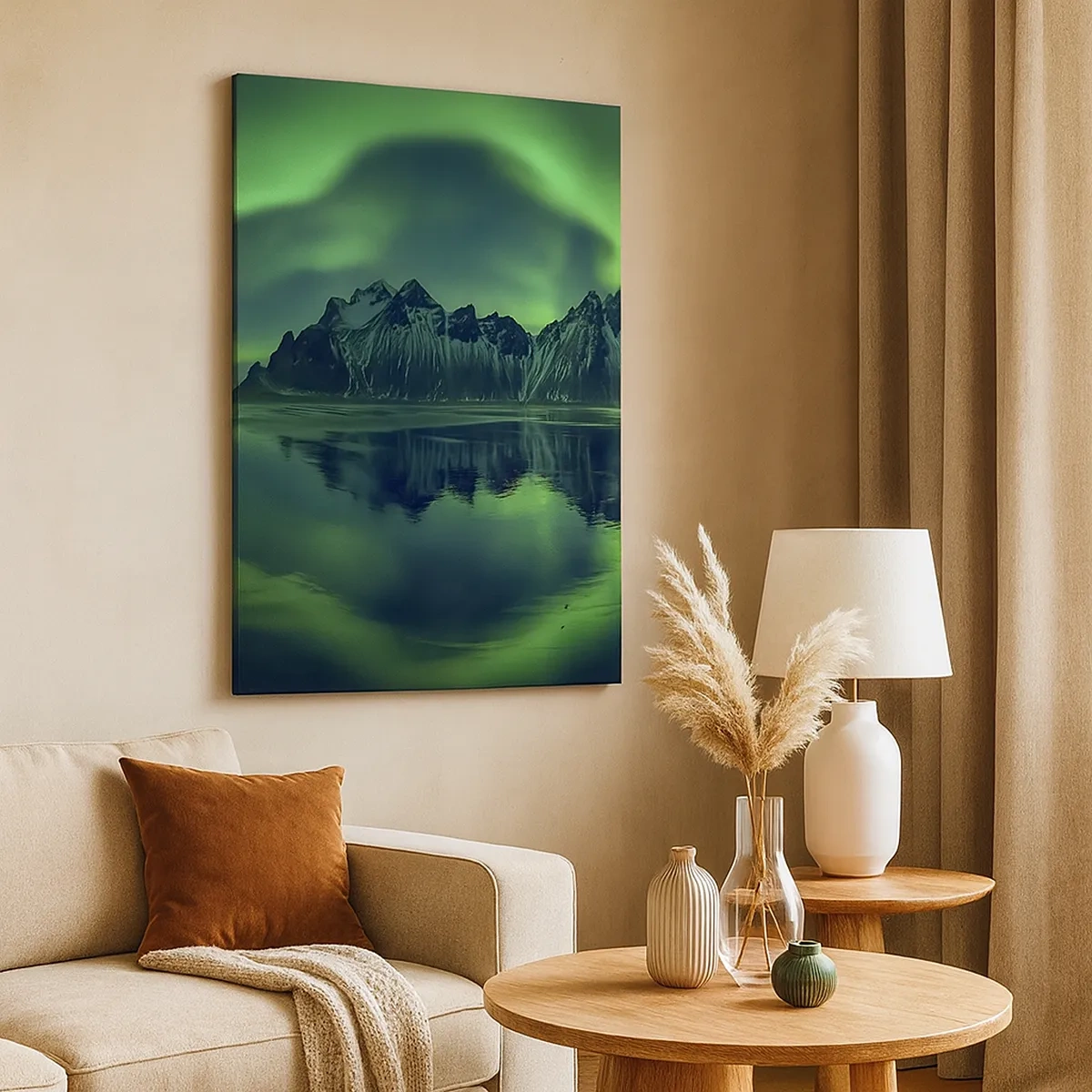 Bild auf Leinwand - Leinwandbild - Berge, umgeben von Polarlichtern, die sich im Wasser spiegeln - 50x70cm - In den Armen der Aurora - Moderne Wanddekoration für Wohnzimmer und Schlafzimmer ARTTOR