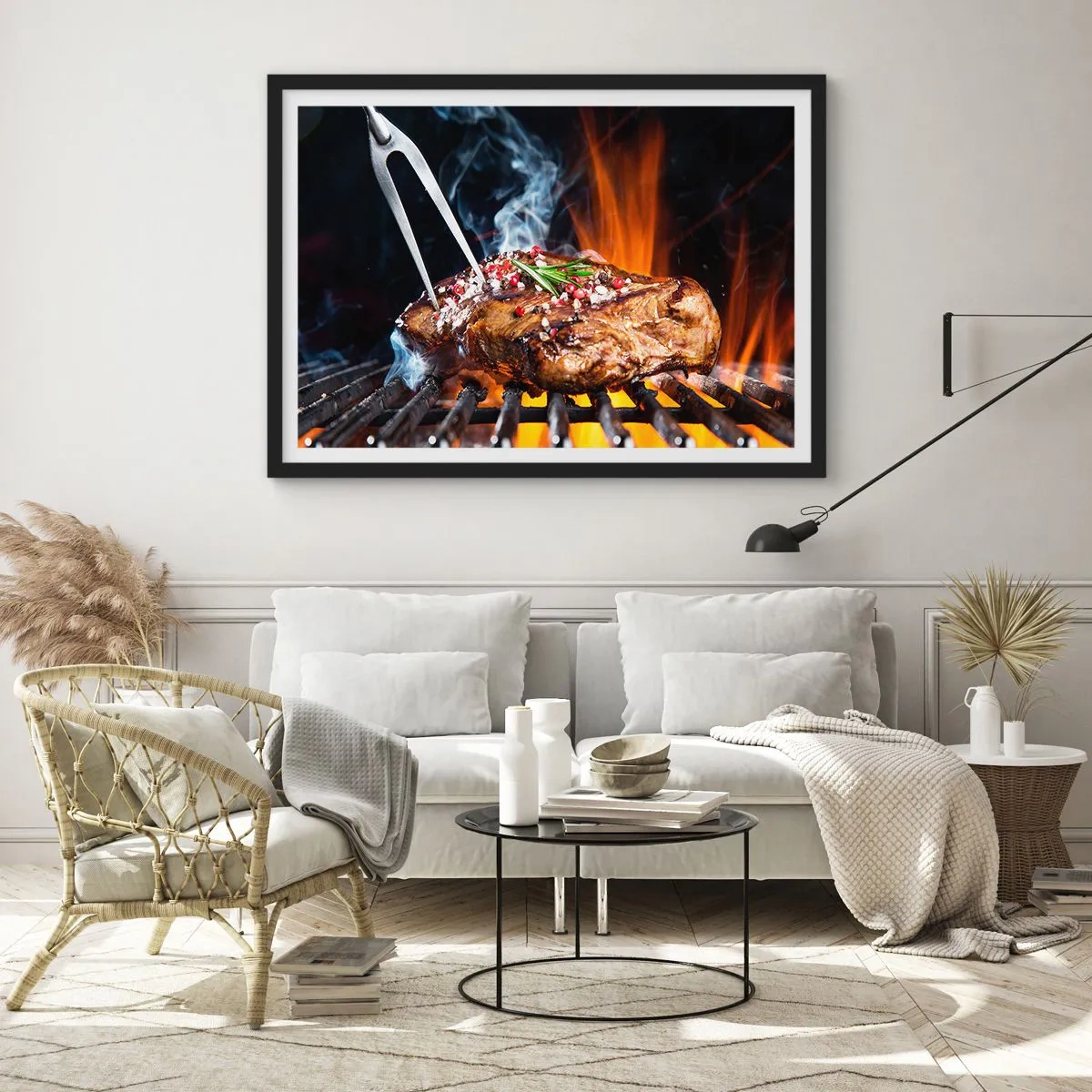 Poster in einem schwarzem Rahmen - Gegrilltes Steak auf einem Grill mit Gewürzen - 70x50cm - Saftig und duftend - Moderne Wanddekoration für Wohnzimmer und Schlafzimmer ARTTOR