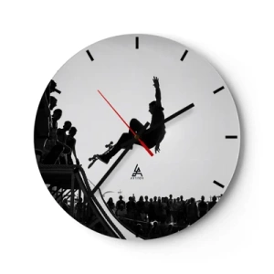 Wanduhr - Glasuhr - Schwarz-weißes Motiv eines Skateboarders auf einer Rampe in einer Menschenmenge - 30x30cm - Helden und Zuschauer - Moderne Wanddekoration für Wohnzimmer, Küche und Schlafzimmer ARTTOR
