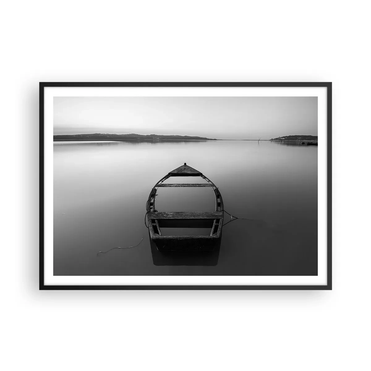 Poster in einem schwarzem Rahmen - Ein einsames Boot auf einem ruhigen See in Schwarz-Weiß-Tönen - 100x70cm - Sehnsucht und Melancholie - Moderne Wanddekoration für Wohnzimmer und Schlafzimmer ARTTOR