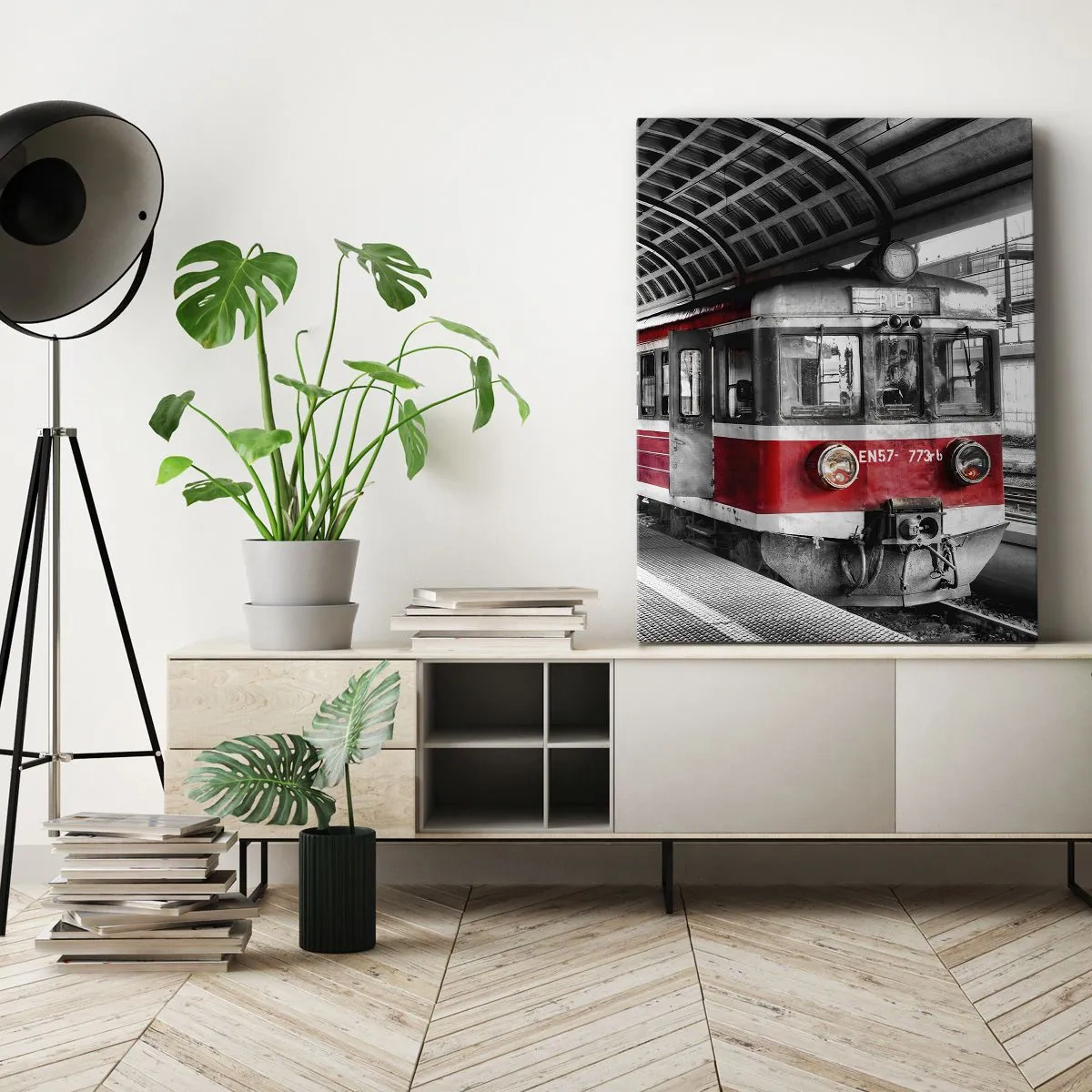 Bild auf Leinwand - Leinwandbild - Roter Zug am Bahnhof unter einem Dach - 70x100cm - Vielleicht ist es eine Reise Ihres Lebens? - Moderne Wanddekoration für Wohnzimmer und Schlafzimmer ARTTOR