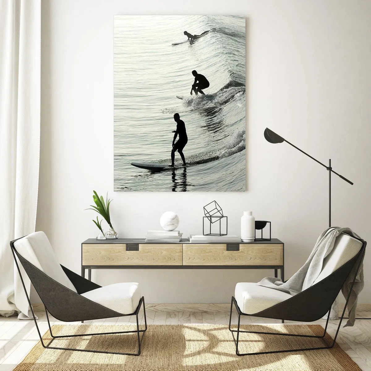 Glasbild - Bild auf glas - Surfer auf den Wellen in einer monochromen Aufnahme - 70x100cm - Gegen die Welle - Moderne Wanddekoration für Wohnzimmer und Schlafzimmer ARTTOR