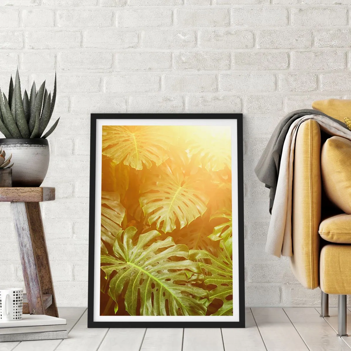 Poster in einem schwarzem Rahmen - Monstera-Blätter in den Sonnenstrahlen schaffen eine tropische Atmosphäre - 50x70cm - Ins Grüne tretren... - Moderne Wanddekoration für Wohnzimmer und Schlafzimmer ARTTOR