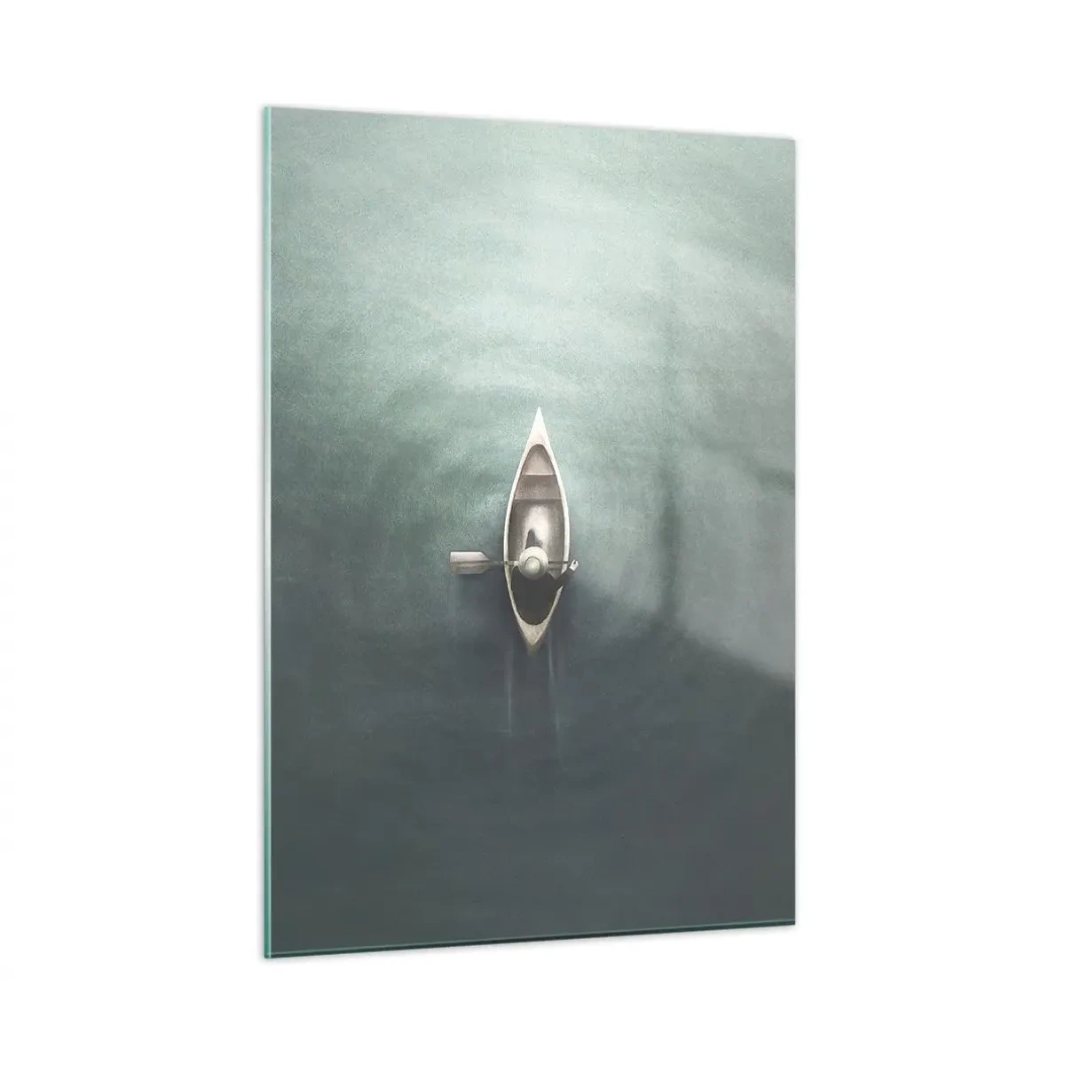 Glasbild - Bild auf glas - Ein einsames Boot treibt auf einem ruhigen, grünlichen See - 50x70cm - Durch den Mondsee - Moderne Wanddekoration für Wohnzimmer und Schlafzimmer ARTTOR