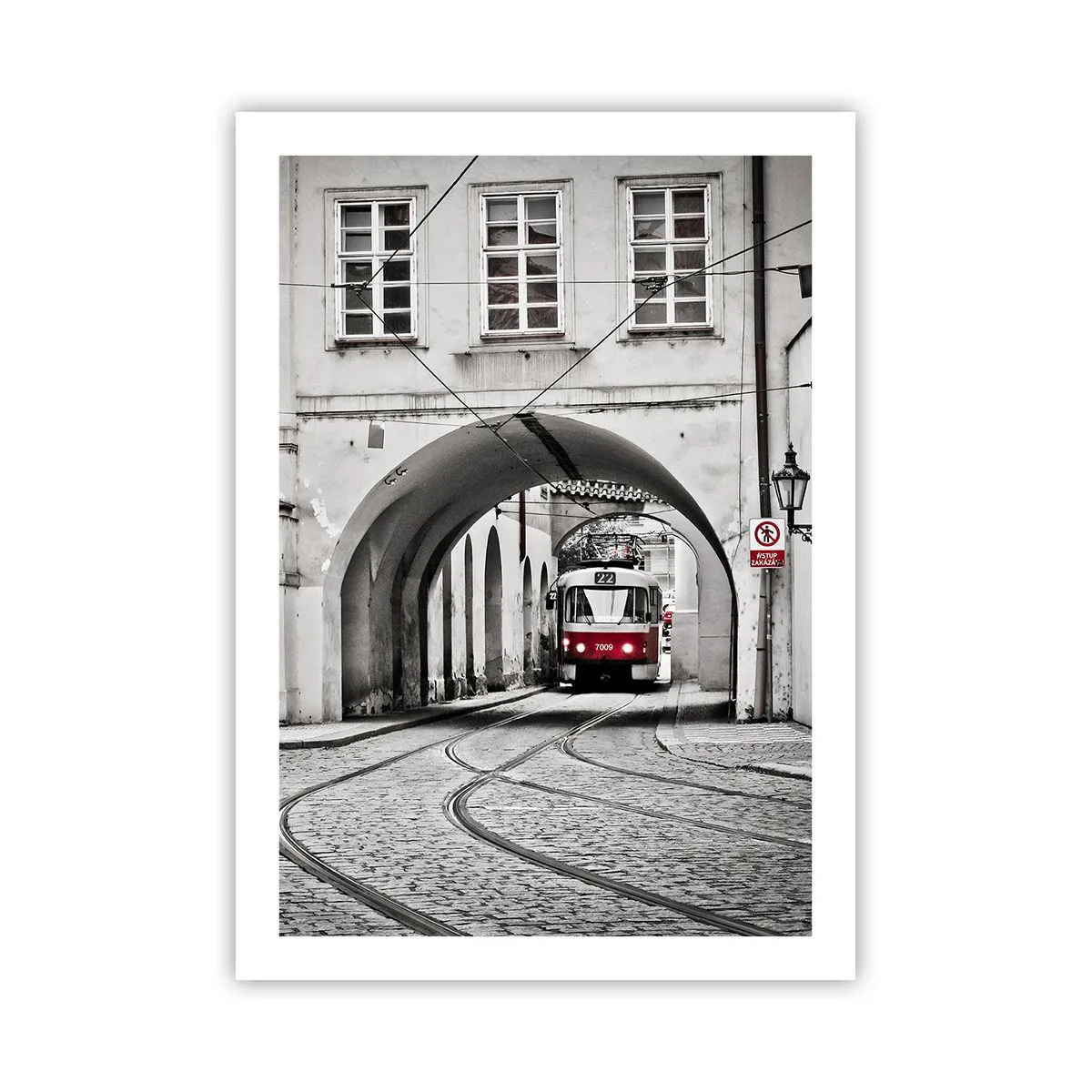 Poster - Rote Straßenbahn in schwarz-weißer Umgebung - 50x70cm - Durch das Stadtlabyrinth - Moderne Wanddekoration für Wohnzimmer und Schlafzimmer ARTTOR