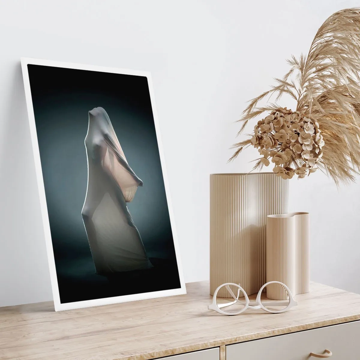 Poster - Eine Figur, die unter einem transparenten Material vor dunklem Hintergrund versteckt ist - 50x70cm - Versteckte Wünsche - Moderne Wanddekoration für Wohnzimmer und Schlafzimmer ARTTOR