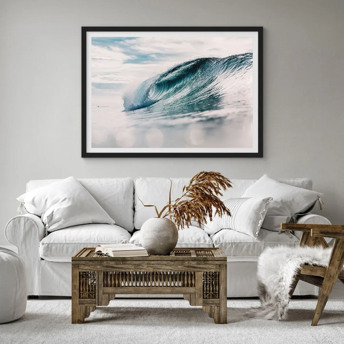 Poster in einem schwarzem Rahmen - Eine Meereswelle, eingefangen in einem dynamischen Moment vor dem Himmel - 100x70cm - Wasserspitze - Moderne Wanddekoration für Wohnzimmer und Schlafzimmer ARTTOR