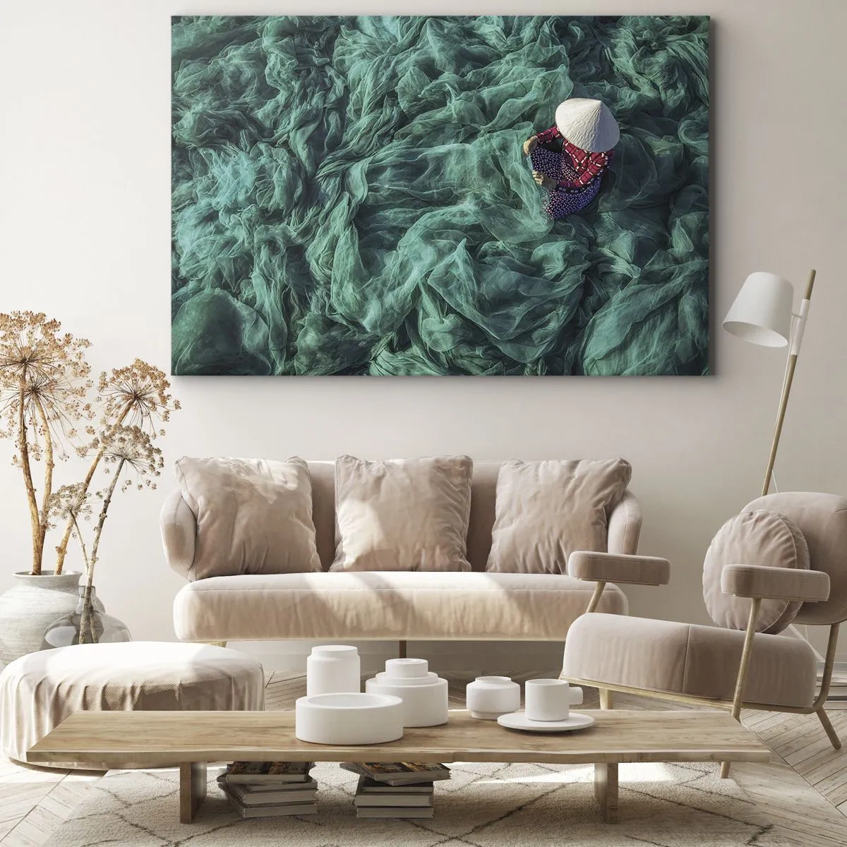 Bild auf Leinwand - Leinwandbild - Eine Person mit Hut zwischen grünen Fischernetzen - 100x70cm - In einem Meer aus Netzen - Moderne Wanddekoration für Wohnzimmer und Schlafzimmer ARTTOR