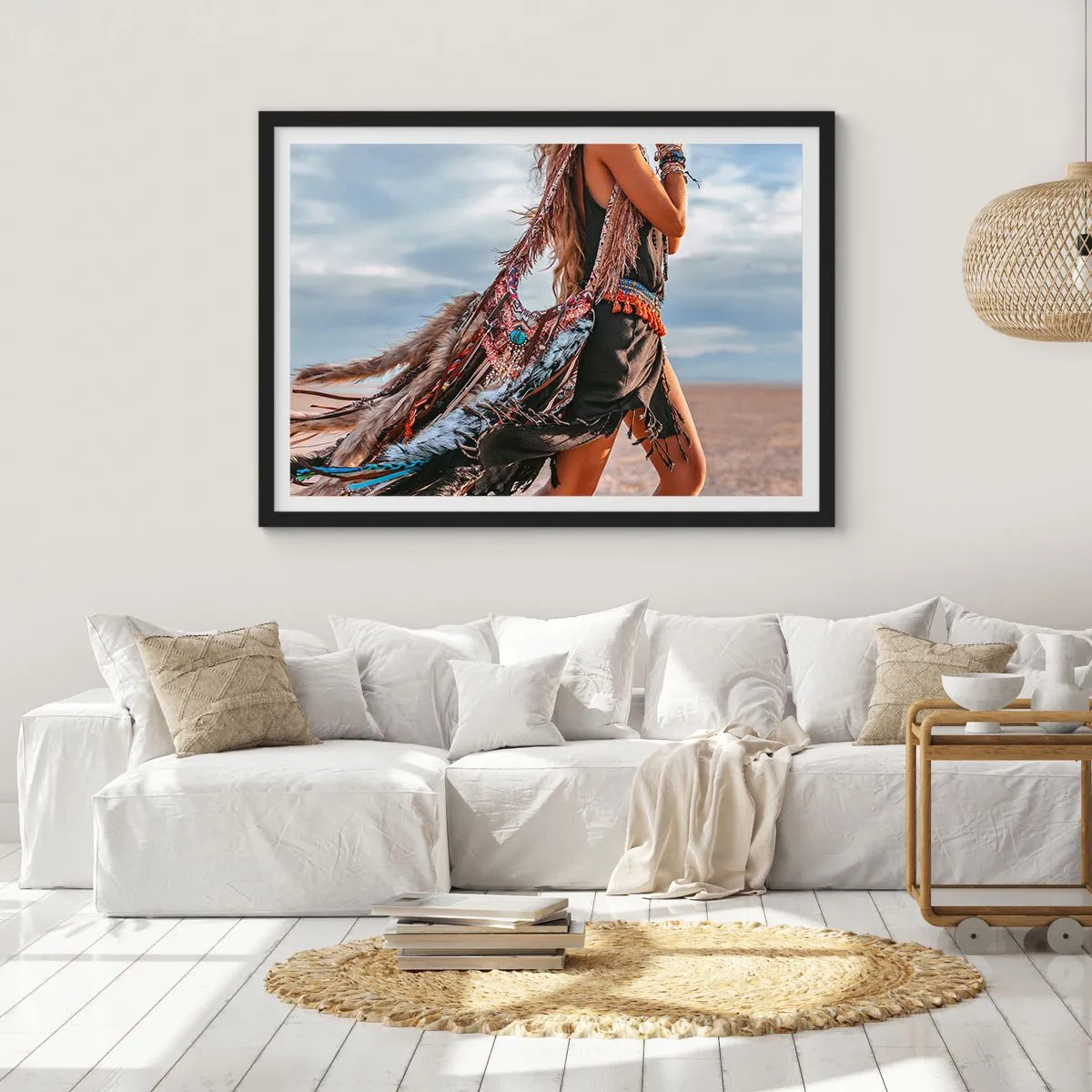 Poster in einem schwarzem Rahmen - Eine Frau im Boho-Stil mit Feder- und Schmuckdetails - 70x50cm - Das Mädchen des Schamanen - Moderne Wanddekoration für Wohnzimmer und Schlafzimmer ARTTOR
