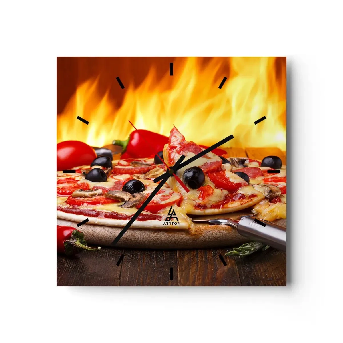 Wanduhr - Glasuhr - Pizza mit Oliven, Tomaten und Paprika vor Flammenhintergrund - 30x30cm - Aus Italien mit Liebe - Moderne Wanddekoration für Wohnzimmer und Schlafzimmer ARTTOR