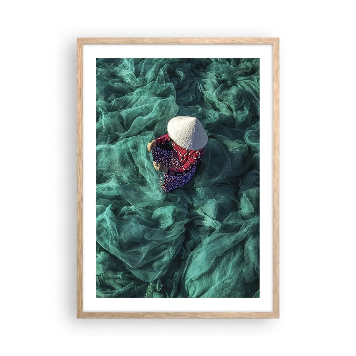Poster in einem Rahmen aus heller Eiche - In einem Meer aus Netzen - 50x70 cm
