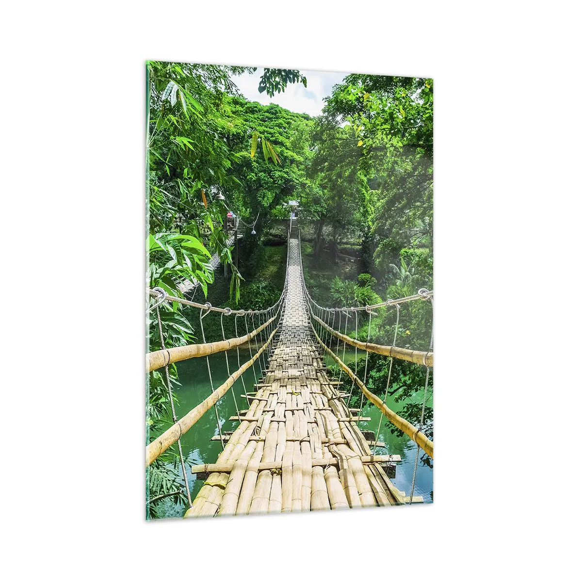 Glasbild - Bild auf glas - Eine hängende Bambusbrücke inmitten tropischer Vegetation über einem Fluss - 50x70cm - Monkey Bridge über das Grün - Moderne Wanddekoration für Wohnzimmer und Schlafzimmer ARTTOR