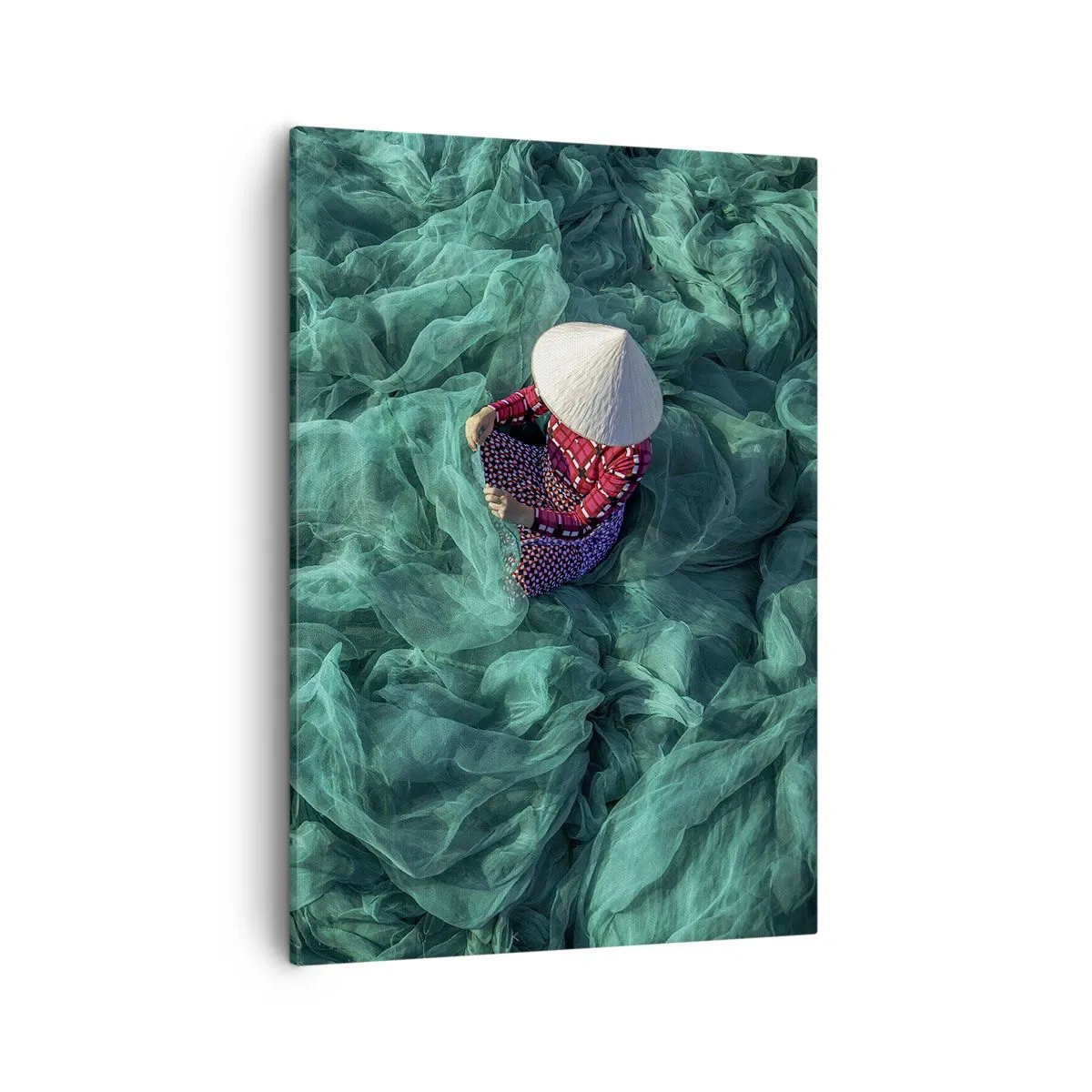 Bild auf Leinwand - Leinwandbild - Eine Person mit Hut zwischen grünen Fischernetzen - 50x70cm - In einem Meer aus Netzen - Moderne Wanddekoration für Wohnzimmer und Schlafzimmer ARTTOR