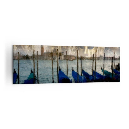 Bild auf Leinwand - Leinwandbild - Venezianische Karnevalsmasken und Gondeln vor der Kulisse der Stadt und des Wassers - 160x50cm - Es ist Zeit, den Karneval zu starten - Moderne Wanddekoration für Wohnzimmer und Schlafzimmer ARTTOR