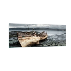 Glasbild - Bild auf glas - Verlassene Boote am Ufer in einer regnerischen Szene - 140x50cm - „Als Zeichen würdevoller Härten“ - Moderne Wanddekoration für Wohnzimmer und Schlafzimmer ARTTOR