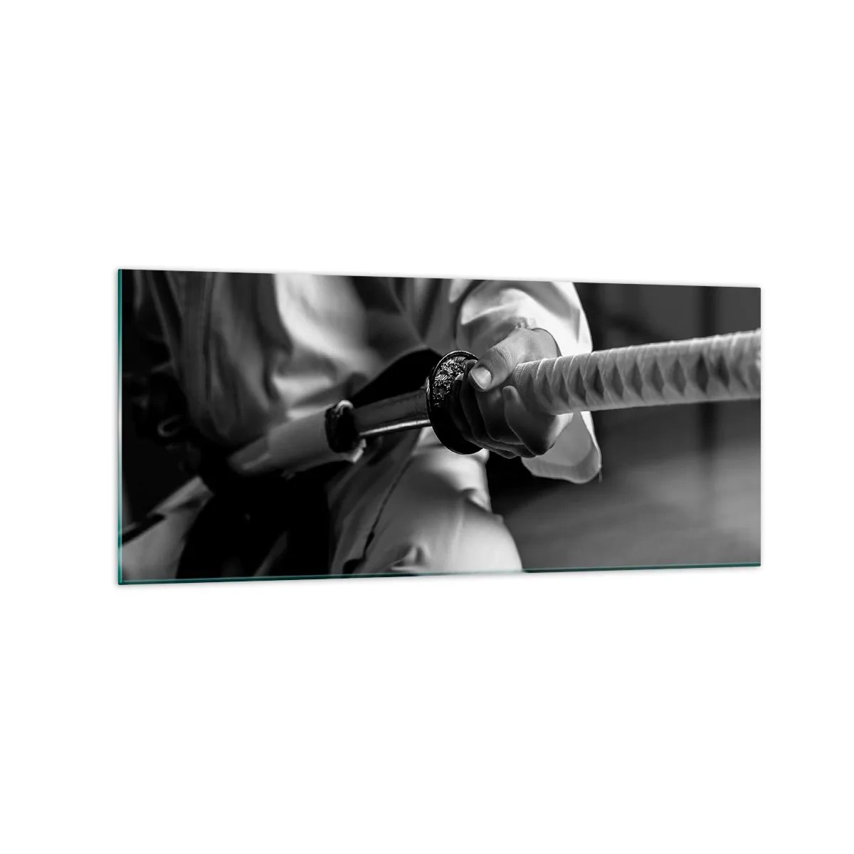 Glasbild - Bild auf glas - Ein Samurai im Kimono hält ein Katana in Schwarz und Weiß. - 120x50cm - Kriegerseele - Moderne Wanddekoration für Wohnzimmer und Schlafzimmer ARTTOR