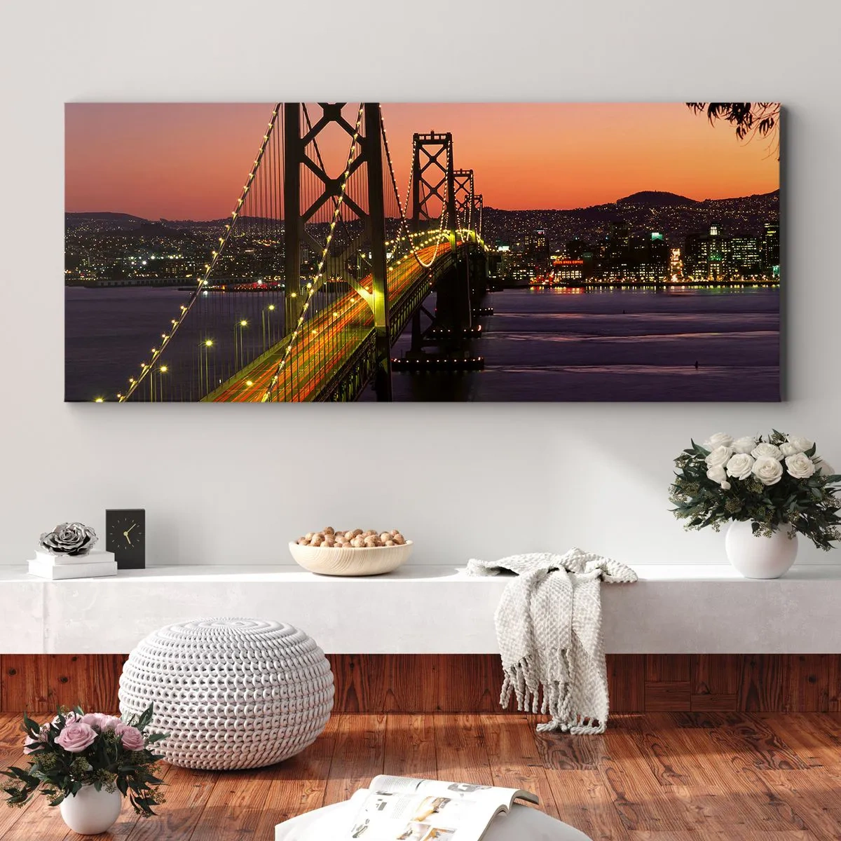 Bild auf Leinwand - Leinwandbild - Eine nachts beleuchtete Brücke über dem Wasser mit Panoramablick auf die Stadt - 160x50cm - Violetter Abend - Moderne Wanddekoration für Wohnzimmer und Schlafzimmer ARTTOR
