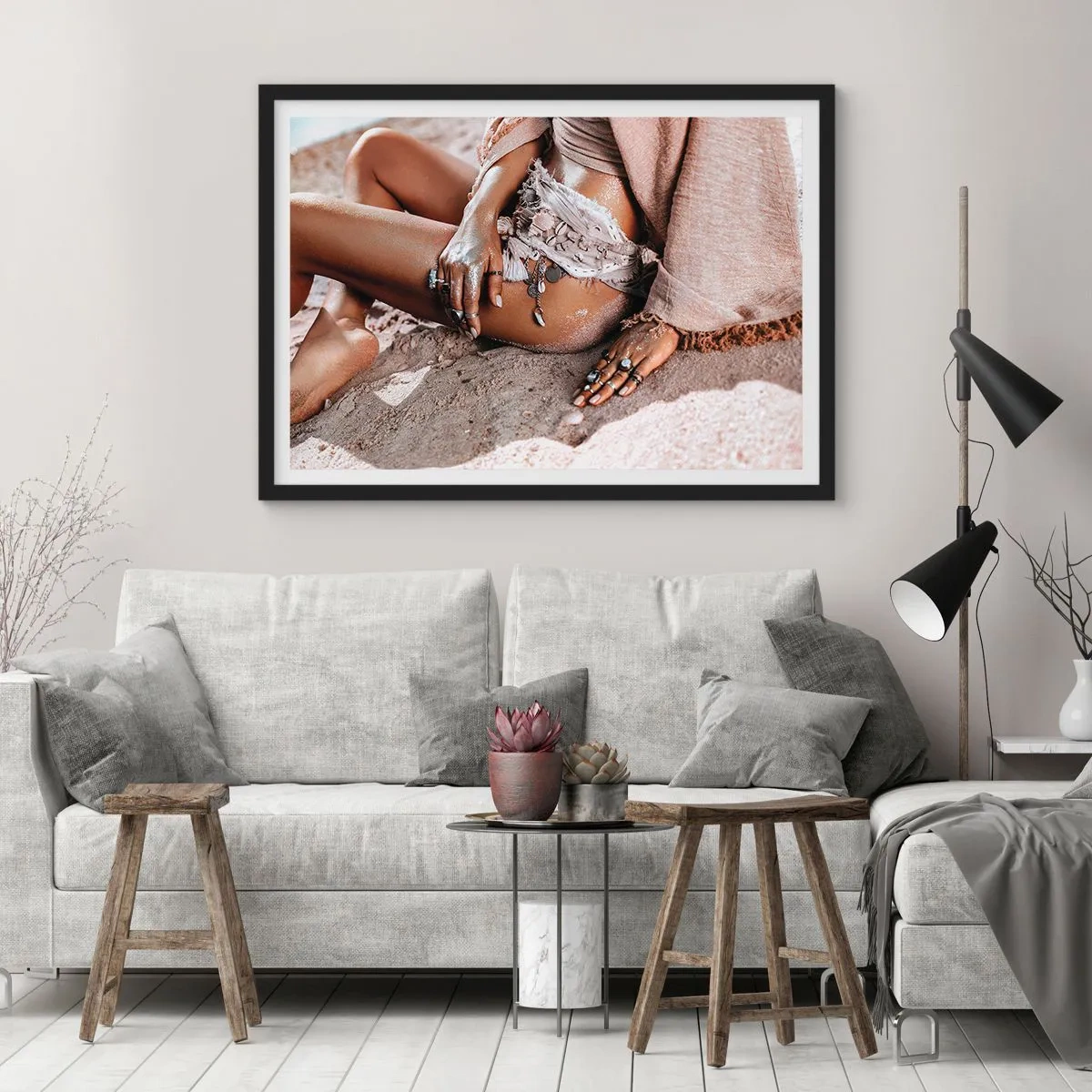 Poster in einem schwarzem Rahmen - Boho-Frau am Strand mit Schmuck - 70x50cm - Von den Wellen geworfen? - Moderne Wanddekoration für Wohnzimmer und Schlafzimmer ARTTOR