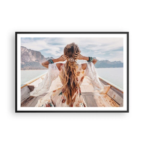 Poster in einem schwarzem Rahmen - Frau auf einem Boot mit Blick auf die Berge und das Wasser, Boho-Stil - 100x70cm - Auf dem Weg zum Glück - Moderne Wanddekoration für Wohnzimmer und Schlafzimmer ARTTOR