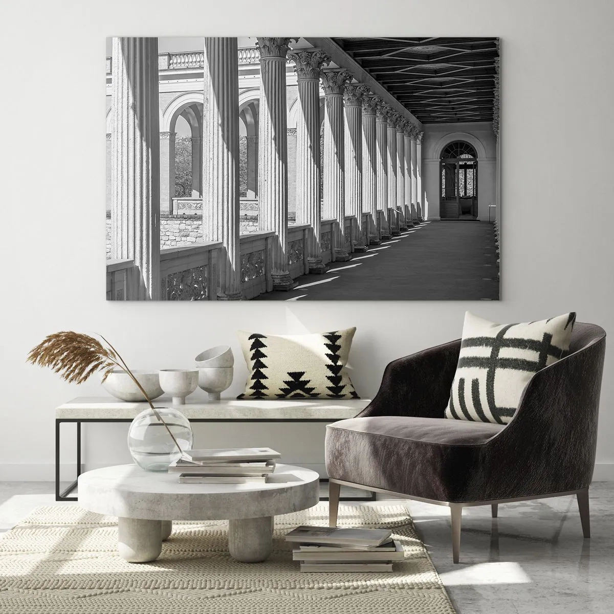 Glasbild - Bild auf glas - Eine schwarz-weiße Kolonnade mit einem rhythmischen Spiel aus Licht und Schatten - 70x50cm - Sonnige Arkade - Moderne Wanddekoration für Wohnzimmer und Schlafzimmer ARTTOR