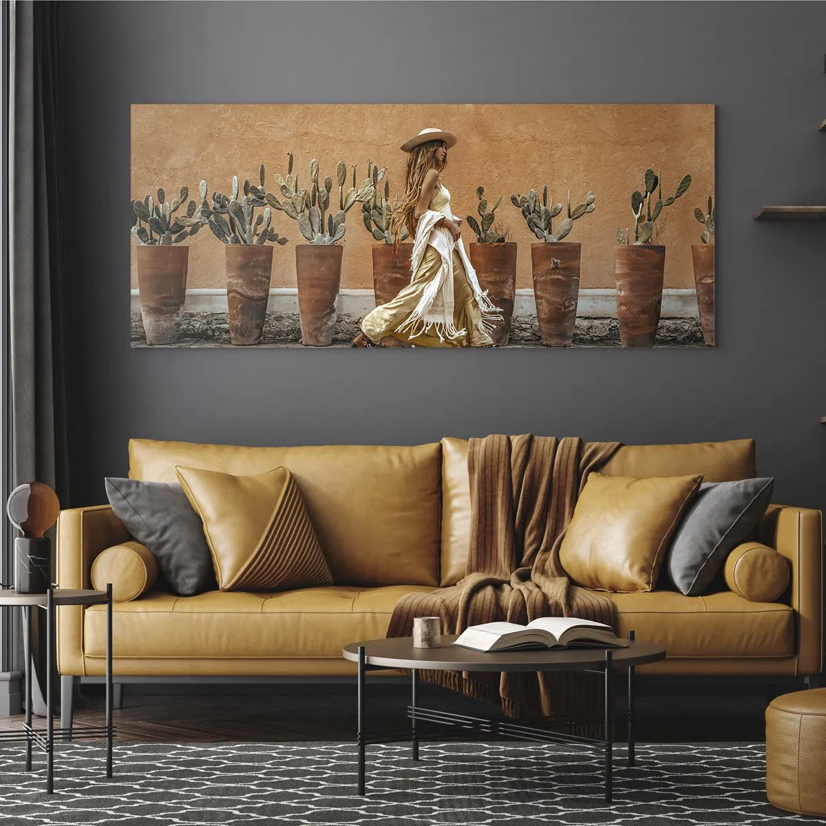 Glasbild - Bild auf glas - Eine Frau im Boho-Stil mit Töpfen voller Kakteen im Hintergrund. - 140x50cm - Hippie-Stil - Moderne Wanddekoration für Wohnzimmer und Schlafzimmer ARTTOR