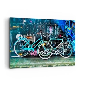 Bild auf Leinwand - Leinwandbild - Zwei türkisfarbene Fahrräder vor einer urbanen Graffiti-Kulisse. - 120x80cm - Die Stadt ruft - Moderne Wanddekoration für Wohnzimmer und Schlafzimmer ARTTOR