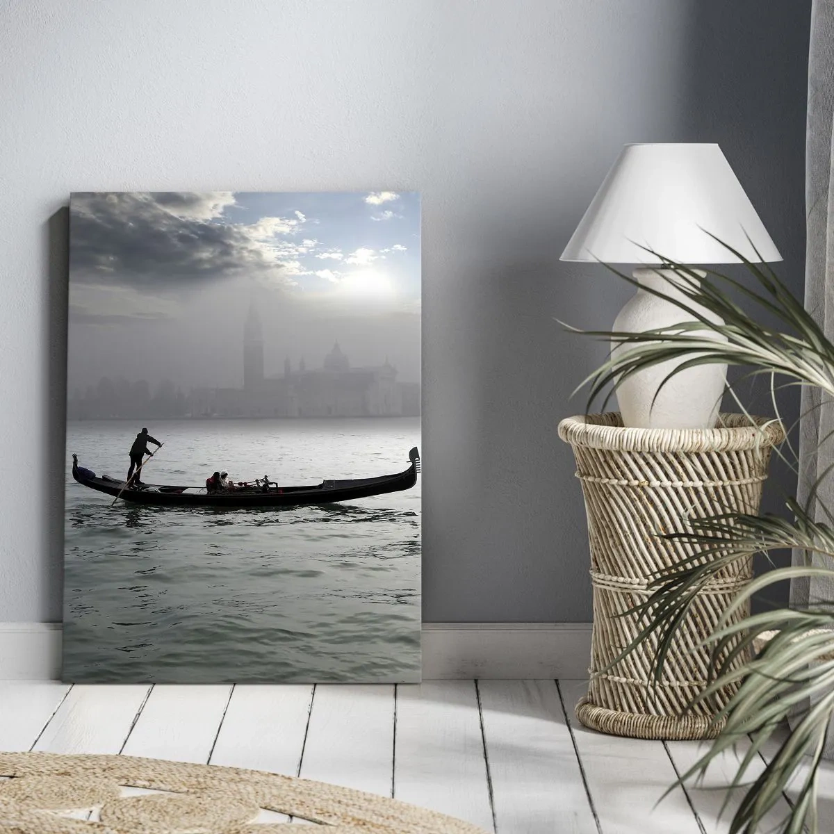 Bild auf Leinwand - Leinwandbild - An einem nebligen Morgen gleitet eine Gondel über die Gewässer Venedigs und bietet einen Blick auf die Stadt. - 50x70cm - Eine fabelhafte Stadt aus Wasser und Nebel - Moderne Wanddekoration für Wohnzimmer und Schlafzimme