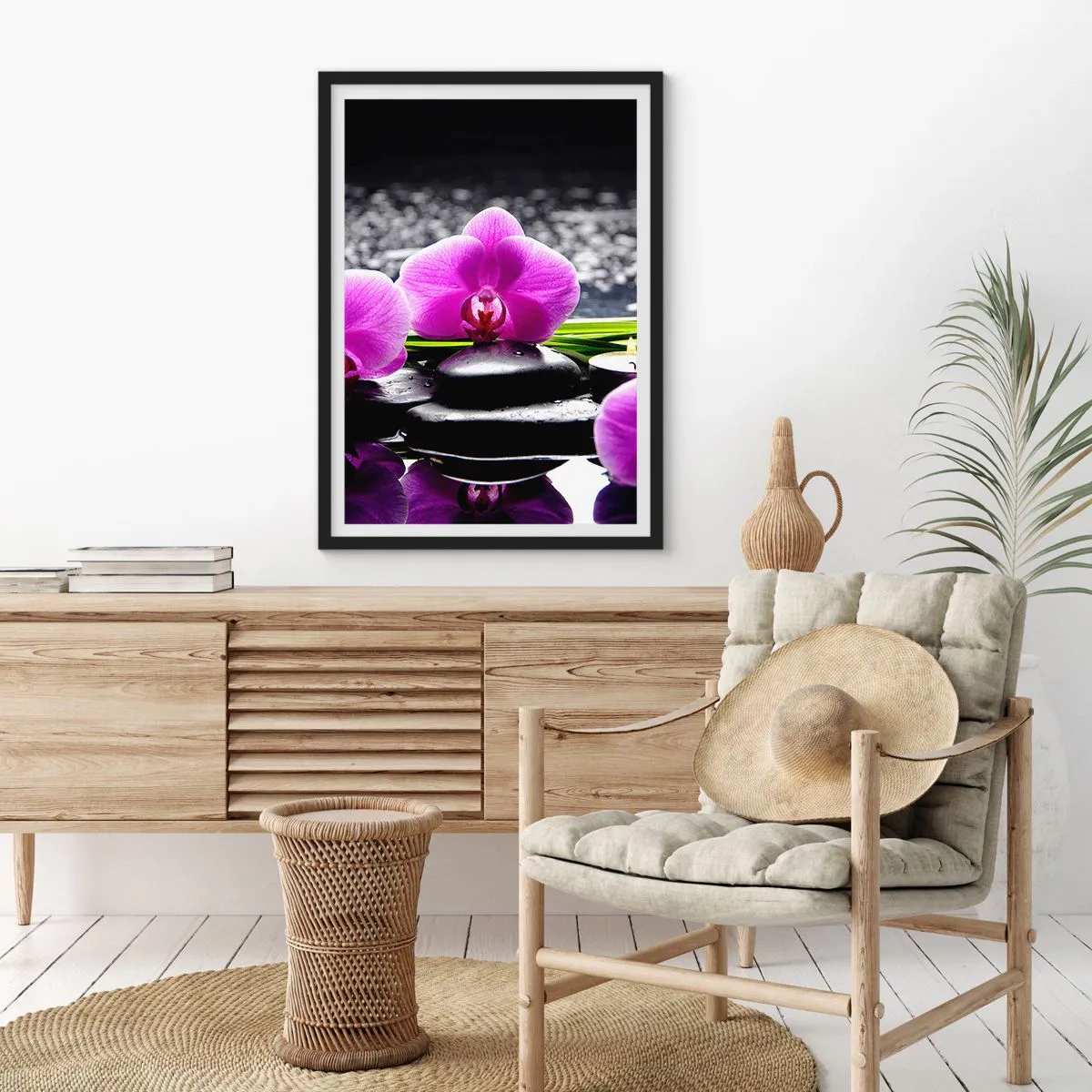 Poster in einem schwarzem Rahmen - Eine violette Orchidee vor einem Hintergrund aus Steinen und Wasser in einer Spa-ähnlichen Umgebung - 50x70cm - In Ruhe ertrinken - Moderne Wanddekoration für Wohnzimmer und Schlafzimmer ARTTOR