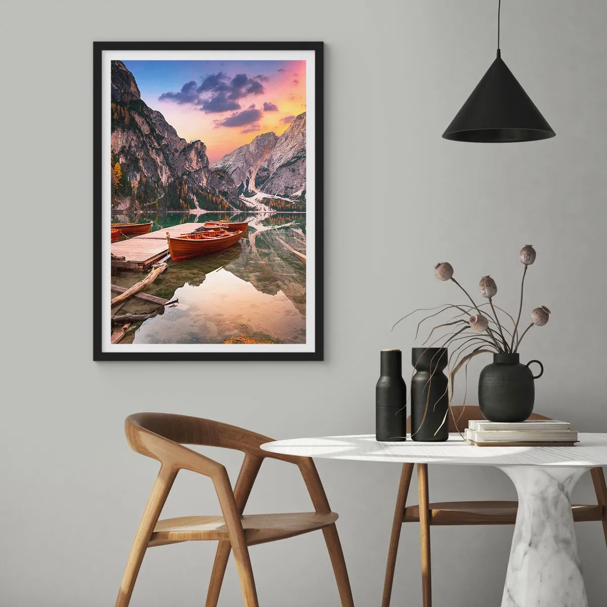 Poster in einem schwarzem Rahmen - Holzboote auf einem von Bergen umgebenen See bei Sonnenuntergang - 50x70cm - Versprechen des Tages - Moderne Wanddekoration für Wohnzimmer und Schlafzimmer ARTTOR
