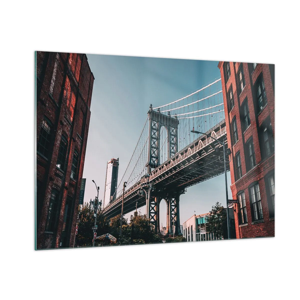 Glasbild - Bild auf glas - Eine Hängebrücke zwischen Backsteingebäuden in einer städtischen Umgebung - 100x70cm - Über den Wellen der Stadt - Moderne Wanddekoration für Wohnzimmer und Schlafzimmer ARTTOR