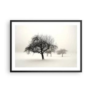 Poster in einem schwarzem Rahmen - Bäume auf einem schneebedeckten Feld, umgeben von Nebel - 70x50cm - Winterschlaf - Moderne Wanddekoration für Wohnzimmer und Schlafzimmer ARTTOR