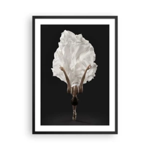 Poster in einem schwarzem Rahmen - Eine Tänzerin in einem weißen Kleid schwebt in der Luft vor einem schwarzen Hintergrund - 50x70cm - Ungewöhnlicher Gürtel - Moderne Wanddekoration für Wohnzimmer und Schlafzimmer ARTTOR