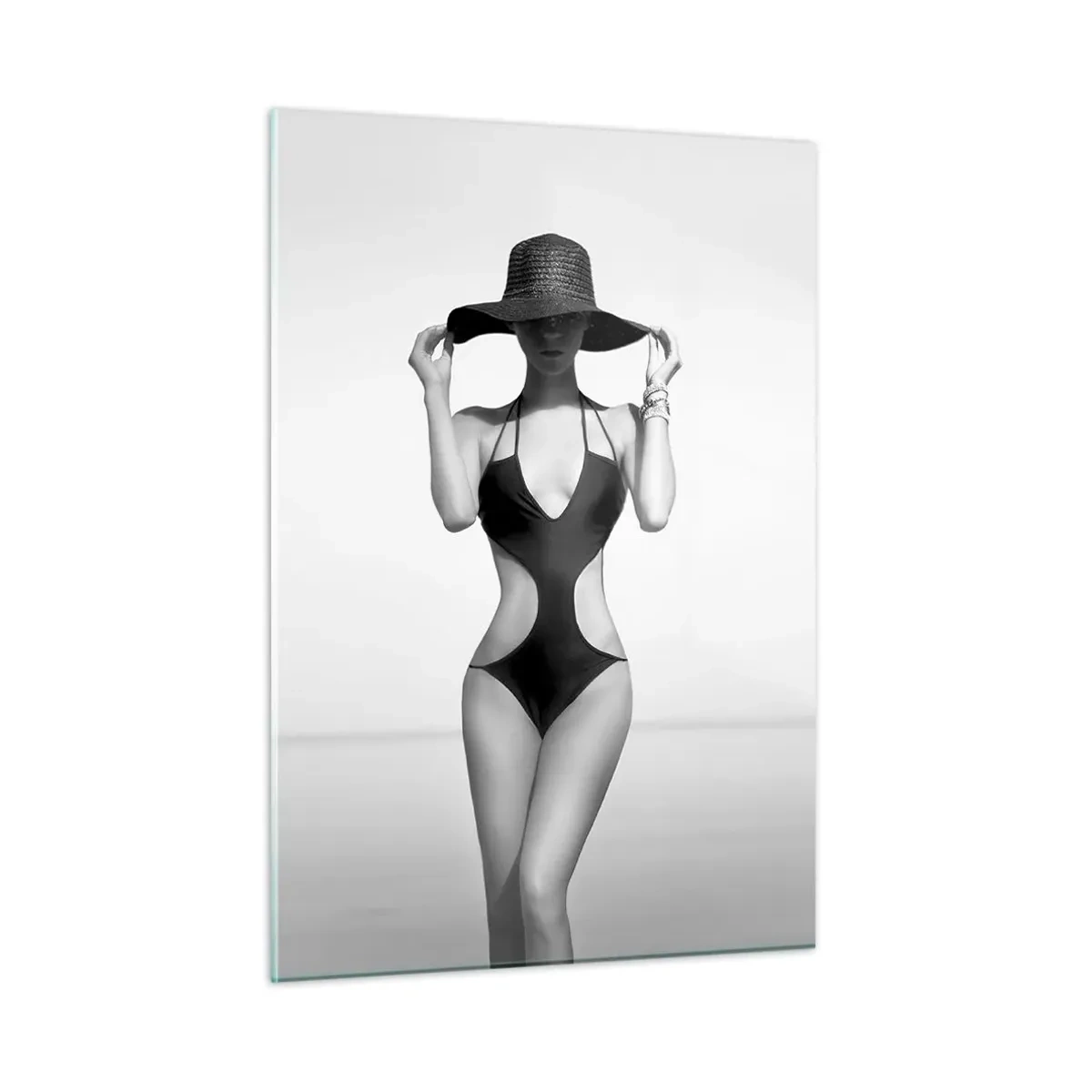Glasbild - Bild auf glas - Eine Frau in einem schwarzen Badeanzug und Hut vor dem Meer - 50x70cm - Mein Name ist: Eleganz - Moderne Wanddekoration für Wohnzimmer und Schlafzimmer ARTTOR