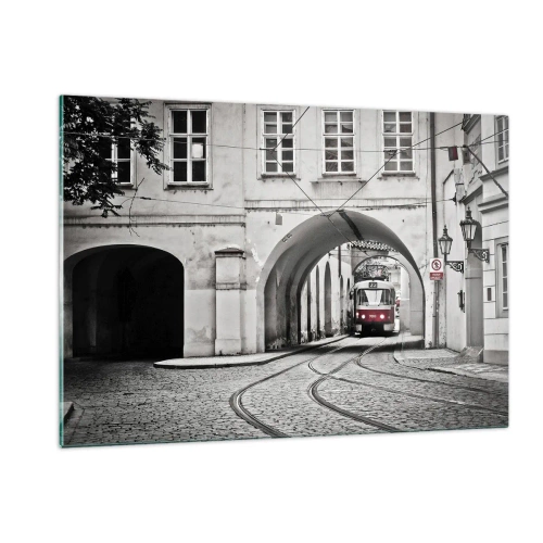 Glasbild - Bild auf glas - Schwarz-weiße Straßenbahn in einer alten Straße - 120x80cm - Durch das Stadtlabyrinth - Moderne Wanddekoration für Wohnzimmer und Schlafzimmer ARTTOR
