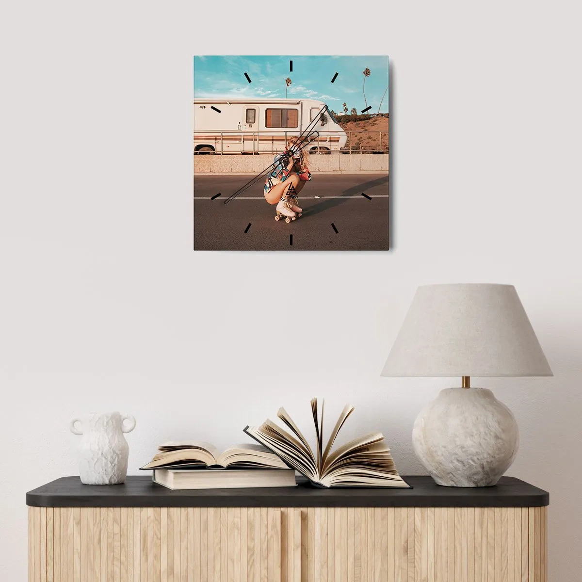 Wanduhr - Glasuhr - Ein Mädchen auf Rollschuhen macht an einem sonnigen Tag ein Foto. - 30x30cm - Lächel bitte! - Moderne Wanddekoration für Wohnzimmer und Schlafzimmer ARTTOR