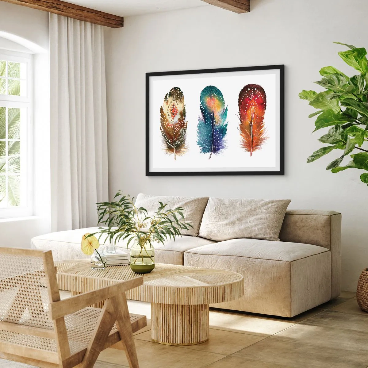 Poster in einem schwarzem Rahmen - Drei bunte Federn mit kunstvollen Mustern auf hellem Hintergrund - 100x70cm - Rituale, Zeremonien, Geheimnisse - Moderne Wanddekoration für Wohnzimmer und Schlafzimmer ARTTOR