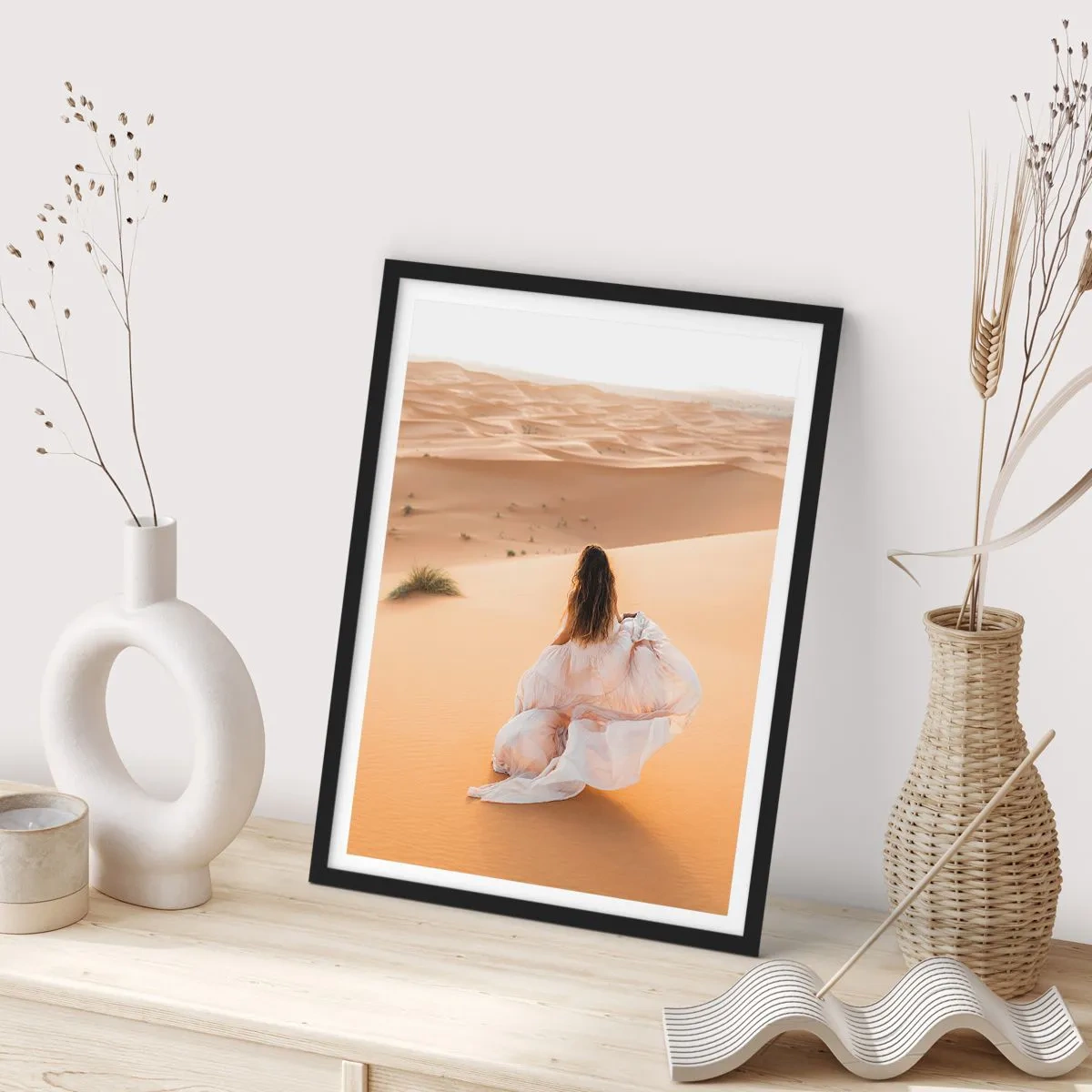 Poster in einem schwarzem Rahmen - Eine Frau in einem wallenden Kleid in der Wüste - 50x70cm - Flucht in die Freiheit - Moderne Wanddekoration für Wohnzimmer und Schlafzimmer ARTTOR