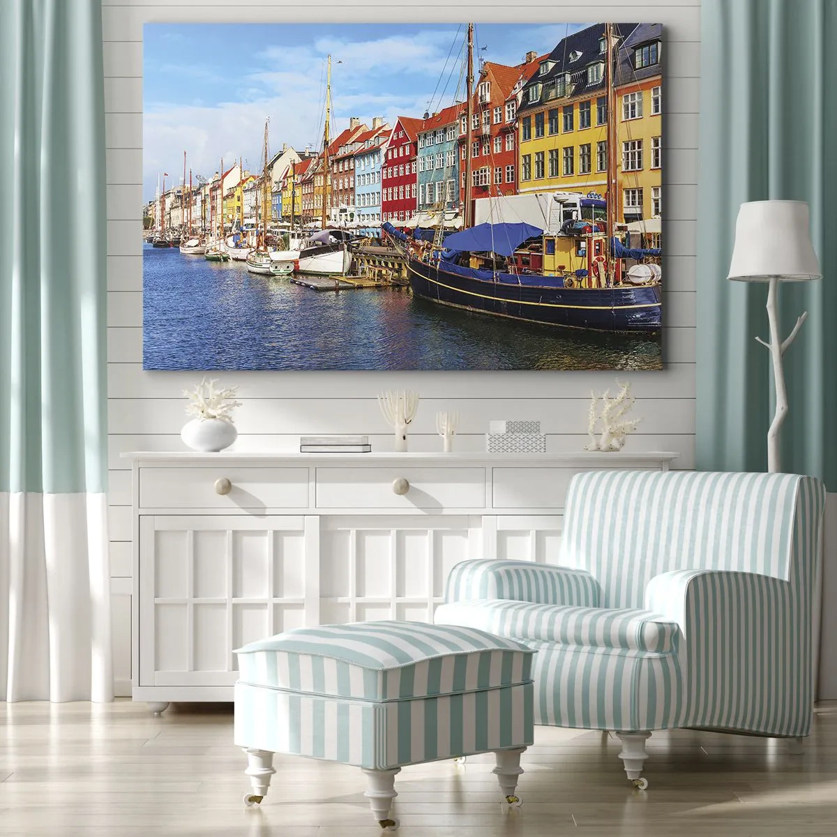 Bild auf Leinwand - Leinwandbild - Bunte Häuser am Kanal mit Booten in der Sonne - 100x70cm - Fröhlicher Kai - Moderne Wanddekoration für Wohnzimmer und Schlafzimmer ARTTOR