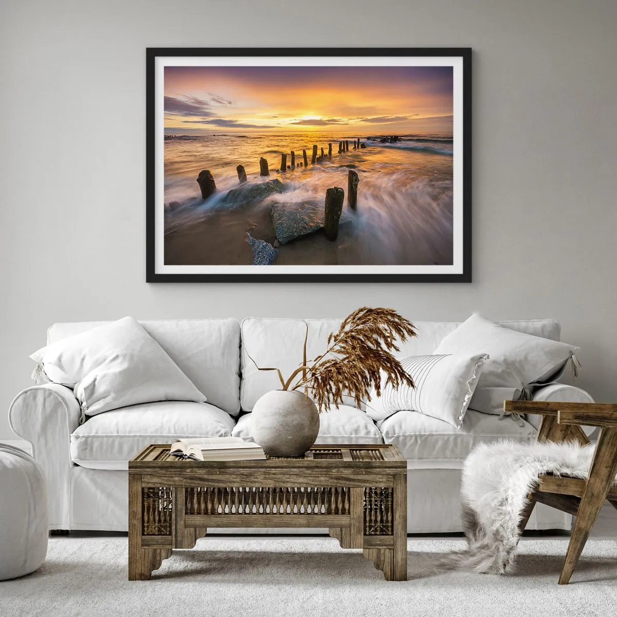 Poster in einem schwarzem Rahmen - Sonnenuntergang über dem Meer mit den Überresten eines alten Piers - 100x70cm - Die raue Schönheit der Ostsee - Moderne Wanddekoration für Wohnzimmer und Schlafzimmer ARTTOR