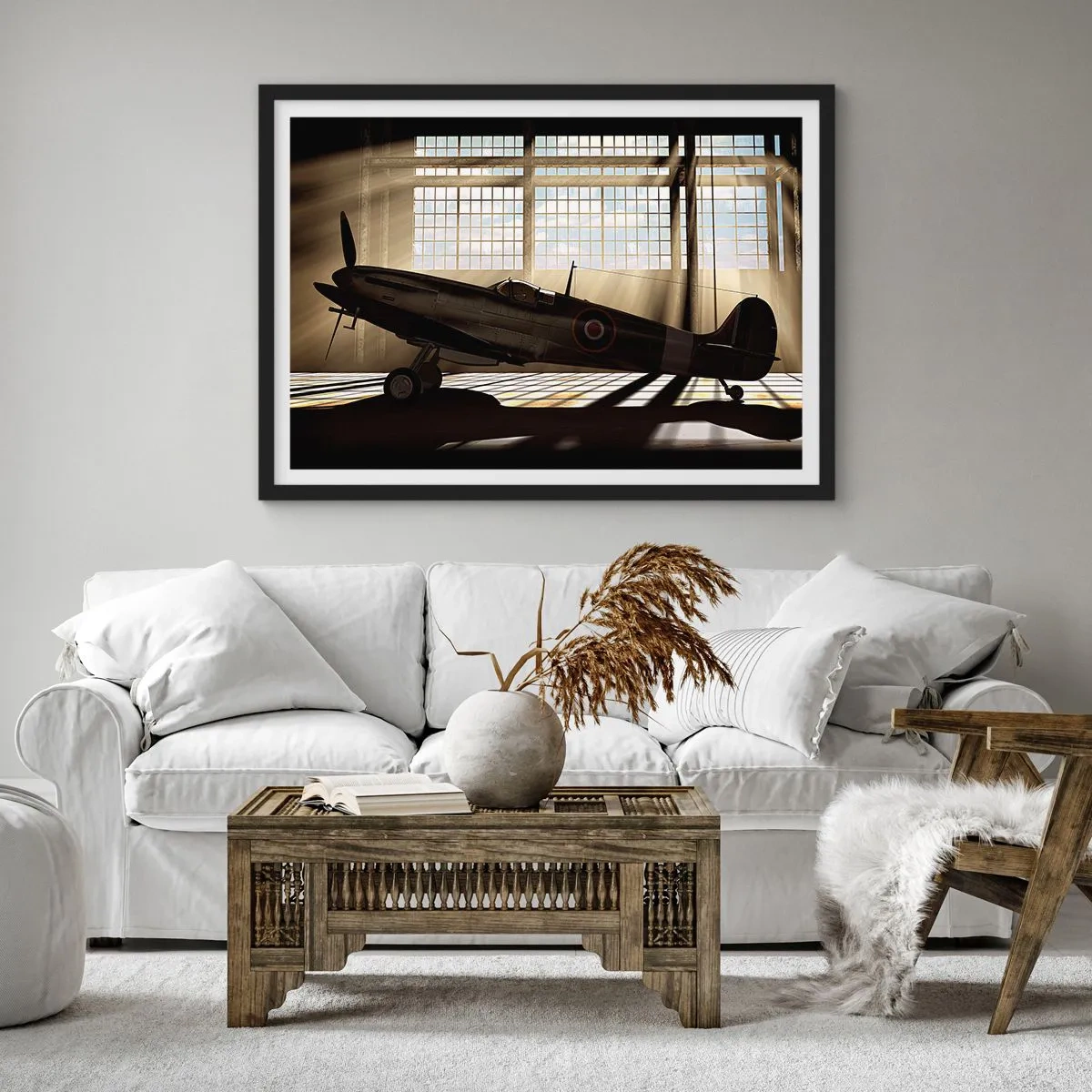 Poster in einem schwarzem Rahmen - Ein historisches Flugzeug in einem Hangar, beleuchtet vom Sonnenlicht - 100x70cm - Die Ruhe eines Kriegers - Moderne Wanddekoration für Wohnzimmer und Schlafzimmer ARTTOR